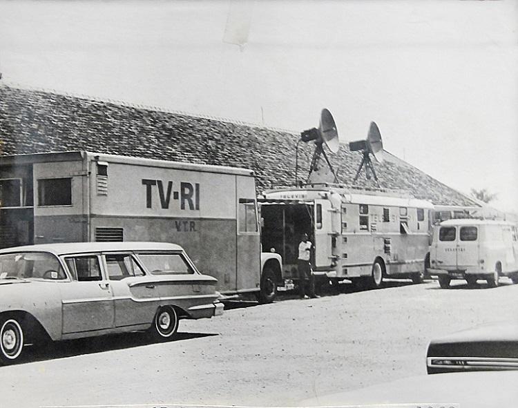 TVRI dan peralatan siarannya | Sumber: Historia