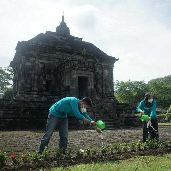 Atap candi yang mewakili dunia dewa-dewa adalah